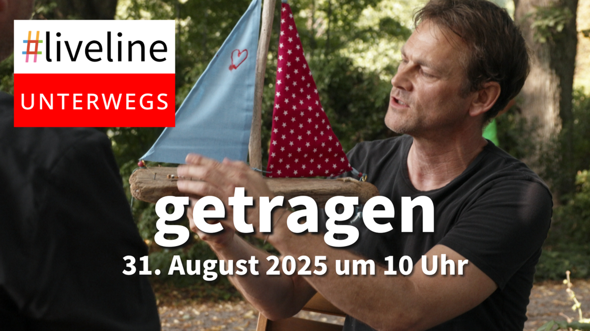 Foto: Janos von Kiedrowski Vorschaubild für die unterwegs-Andacht. Zu sehen ist Pastor Jan Roßmanek mit einem selbst gebauten Kummerkutter. Diese bauen Trauernde bei Jan in einem Workshop in Hamburg.